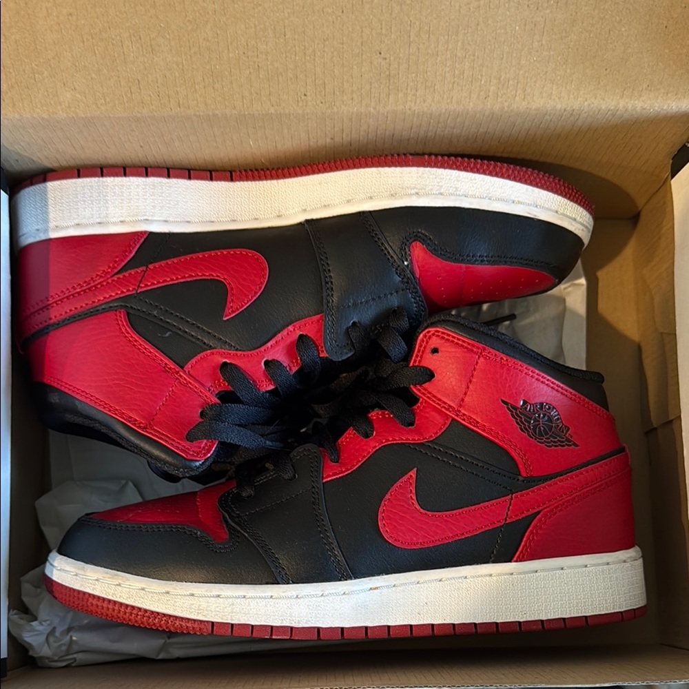 Jordan Men's Black and Red Sneakers